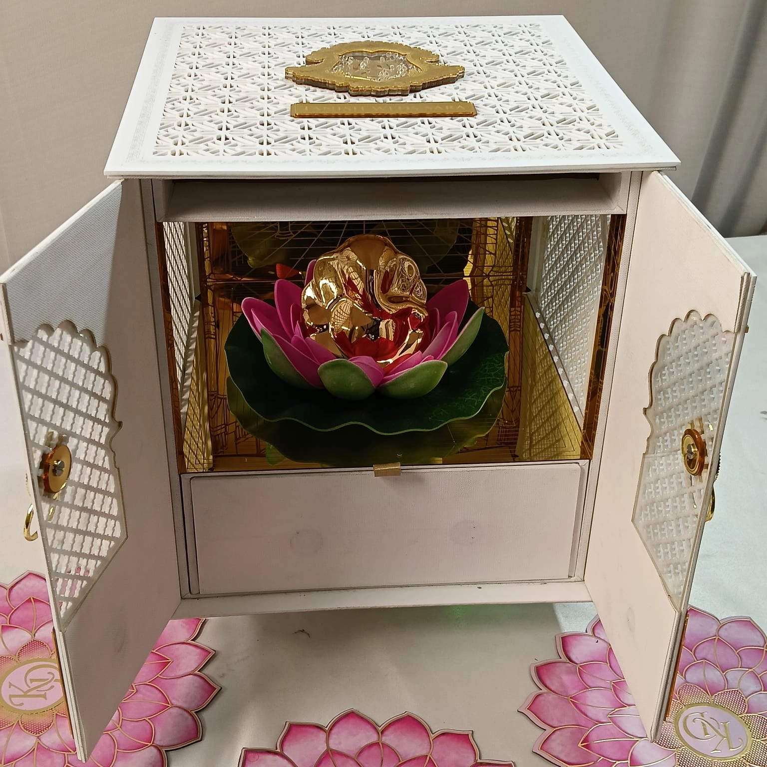 Royal Temple Luxe Invitation Box thumbnail 3