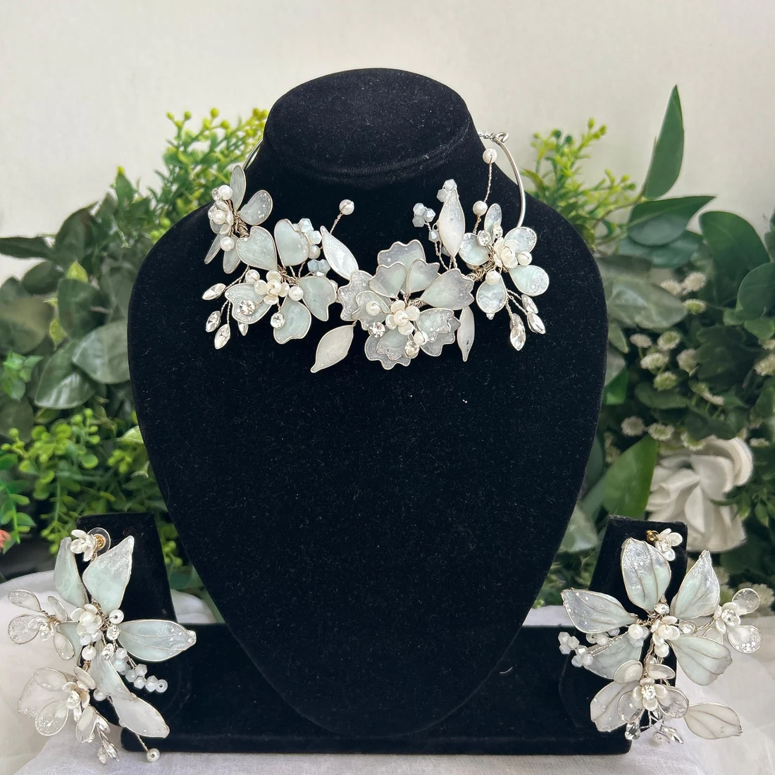 Necklace and earrings thumbnail 3